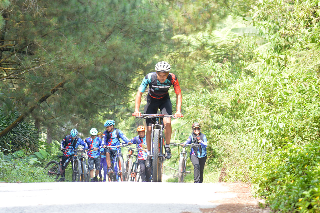Setelah puas menikmati keindahan kebun teh Cianten, goweser dapat melanjutkan perjalanan menuju jalur Cisalada, yang disebut dengan 'Ubud-nya Bogor. Cisalada terletak di Desa Purwabakti, Kecamatan Pamijahan.