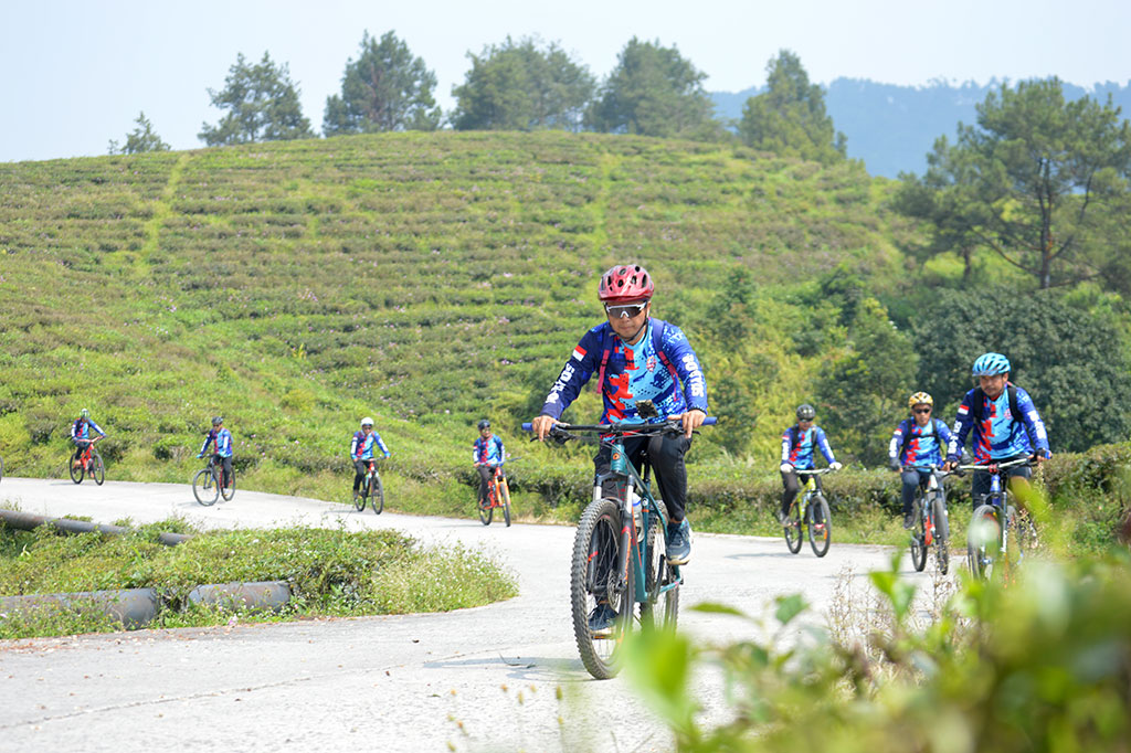 Di Kebun Teh Cianten yang terletak di Kelurahan Purasari, Kecamatan Leuiwiliang, goweser akan dimanjakan dengan pemandangan perkebunan teh nan hijau dengan jalanan berkelok naik-turun yang sayang kalo dilewatkan.