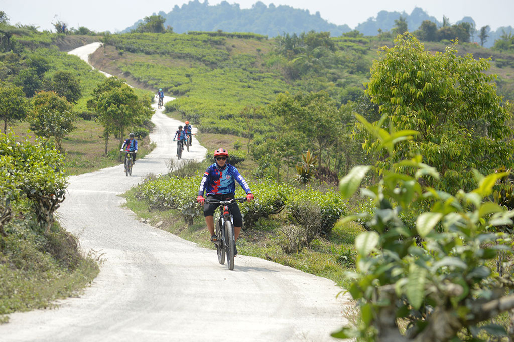 Rute kebun teh Cianten sendiri sangat bervariasi dari jalanan beraspal, makadam, tanah becek jika hujan, berkelok, naik-turun dengan pemandangan kiri-kanan perkebunan teh nan hijau dan sejuk.