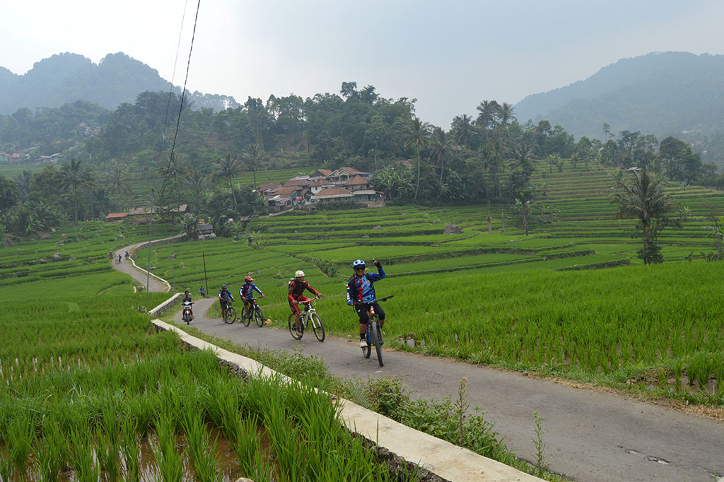 Hamparan sawah terasering nan hijau di kanan kiri rute perjalanan membuat goweser pengen berlama-lama di tempat tersebut.