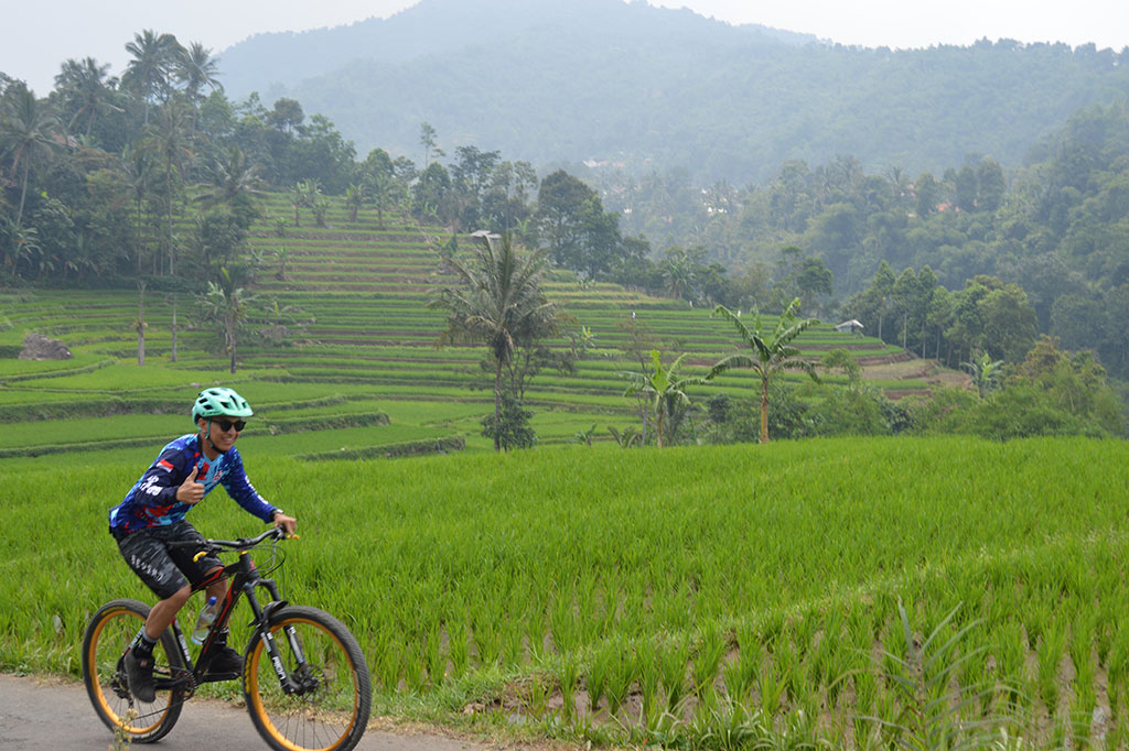 Dengan jarak tempuh rute sekitar 4 km, dan jalanan aspal beton maupun tanah seperti tidak terasa bagi para penghobi sepeda untuk melahap rute tersebut.