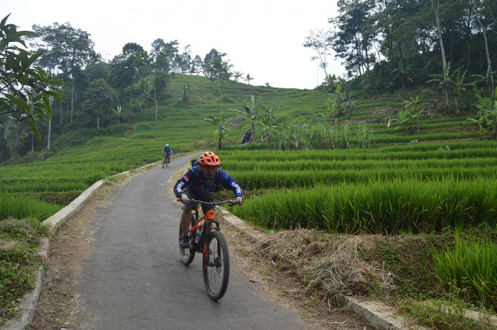 Jangan lupa untuk berfoto bersama untuk menjadi kenang-kenangan. Dan pengalaman tersebut pasti tidak akan pernah terlupakan para goweser yang pernah ke kedua rute di wilayah Kabupaten Bogor tersebut. 
