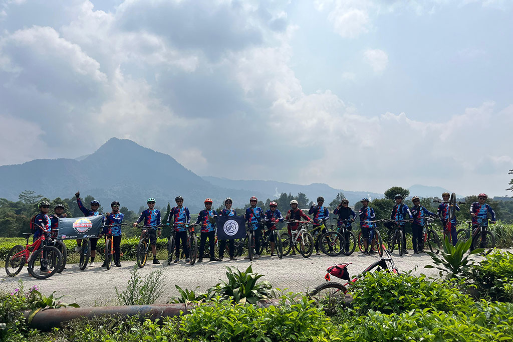 Rute Cianten-Cisalada berjarak sekitar 65 km dari Jakarta. Bagi yang kuat bisa gowes langsung, namun mengingat jaraknya yang lumayan jauh, banyak juga yang menggunakan kendaraan sebelum melahap track yang indak dan sedap dipandang mata tersebut. 