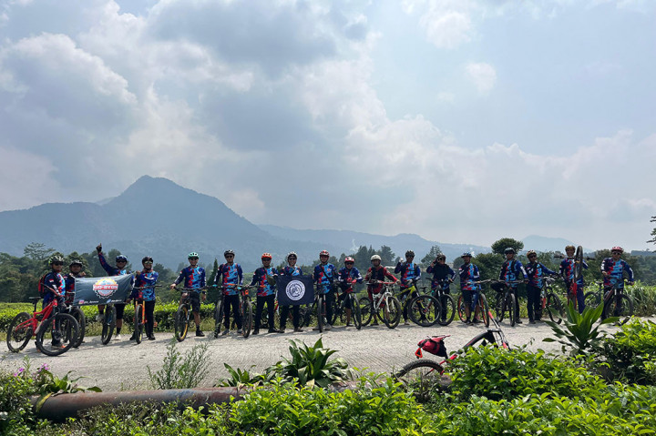 Rute Cianten-Cisalada berjarak sekitar 65 km dari Jakarta. Bagi yang kuat bisa gowes langsung, namun mengingat jaraknya yang lumayan jauh, banyak juga yang menggunakan kendaraan sebelum melahap track yang indak dan sedap dipandang mata tersebut. 