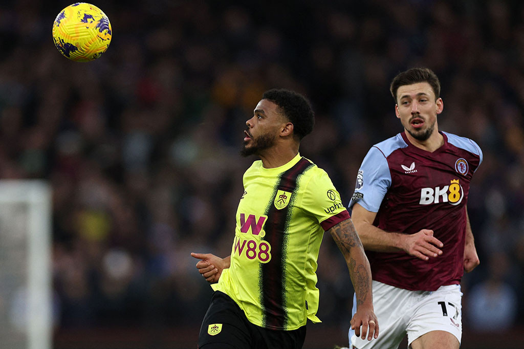 Tuan rumah merestorasi keunggulannya pada menit ke-42. Watkins kembali berperan sebagai pemberi assist, namun kali ini umpannya dimaksimalkan oleh Moussa Diaby. Babak pertama pun ditutup dengan skor 2-1 bagi keunggulan Villa.
