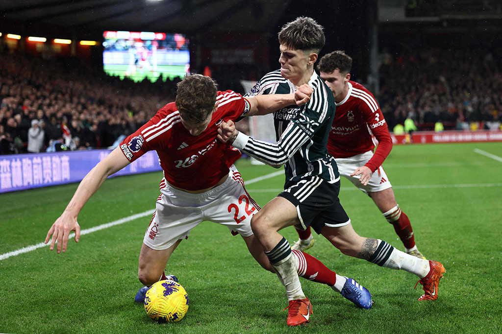 Striker United Rasmus Hojlund, yang mencetak gol pertamanya di Liga Premier untuk memastikan kemenangan Villa, absen karena sakit.