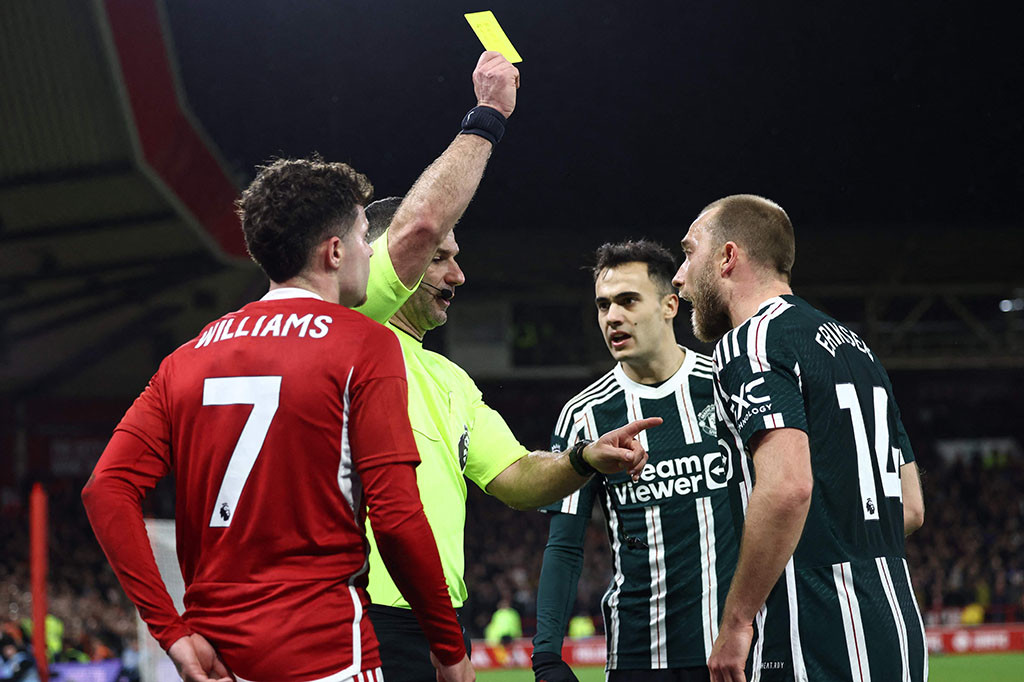 Alis Ten Hag yang berkerut saat dia berdiri dengan murung di pinggir lapangan melukiskan gambaran yang jelas tentang perjuangan United.