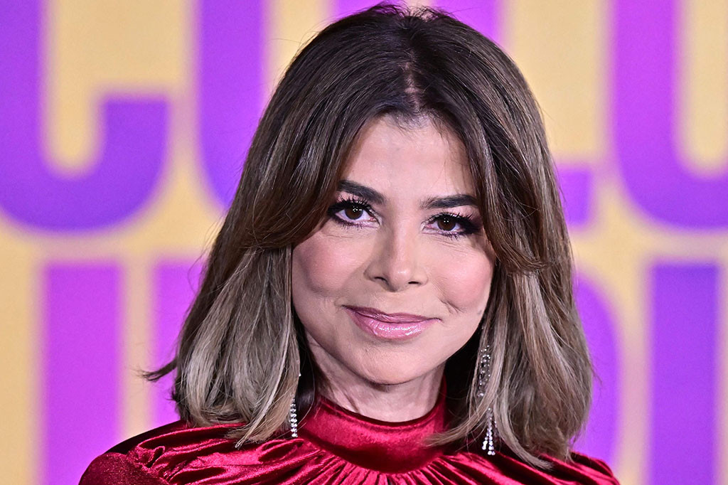 Artis pemenang penghargaan Grammy dan bintang televisi AS Paula Abdul menuduh seorang produser acara kontes menyanyi 'American Idol' melakukan pelecehan seksual, menurut gugatan di California.