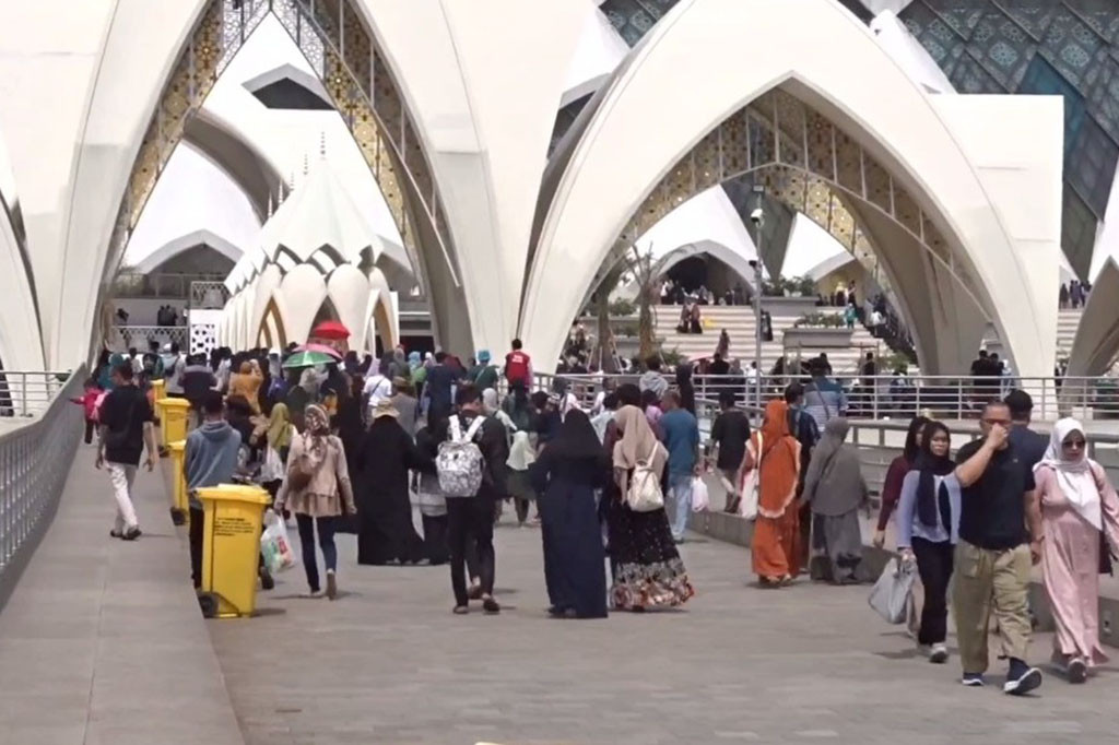Sejak pagi, masjid terbesar di Jawa Barat tersebut ramai dipadati oleh para wisatawan yang datang dari berbagai daerah.