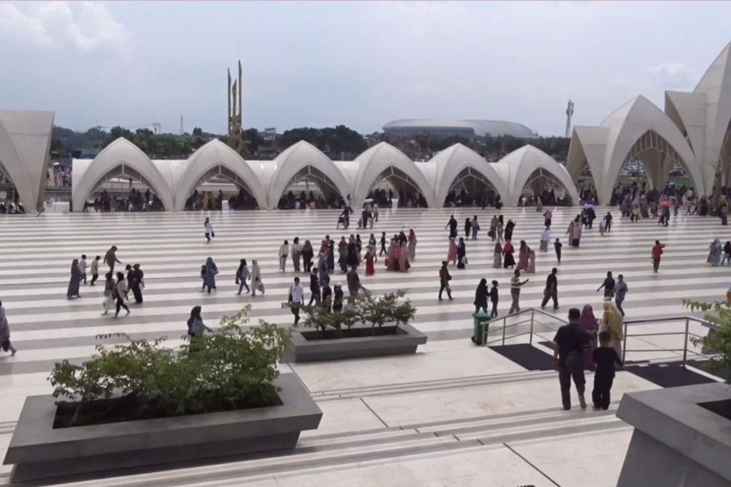 Para wisatawan yang datang ke Masjid Raya Al Jabbar ini merupakan kelompok ibu-ibu pengajian maupun keluarga yang membawa anak-anaknya untuk liburan.