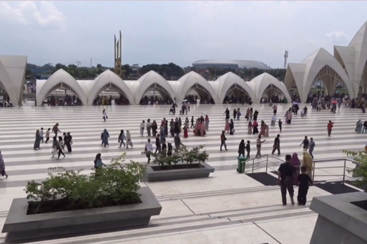 Para wisatawan yang datang ke Masjid Raya Al Jabbar ini merupakan kelompok ibu-ibu pengajian maupun keluarga yang membawa anak-anaknya untuk liburan.