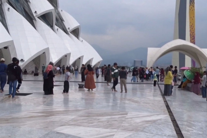 Selain untuk berwisata religi, para wisatawan yang datang ke Masjid Raya Al Jabbar ini juga menikmati keindahan bangunan masjid yang diresmikan oleh mantan Gubernur Jawa Barat, Ridwan Kamil satu tahun kebelakang.