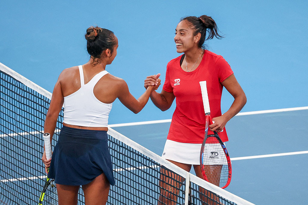 Pemain berusia 21 tahun itu mematahkan lima kali dalam pertandingan tunggalnya melawan seorang pemain di pertandingan tunggal pertamanya di level Tur WTA dalam hampir dua tahun, menggunakan taktik servis dan voli dengan baik.