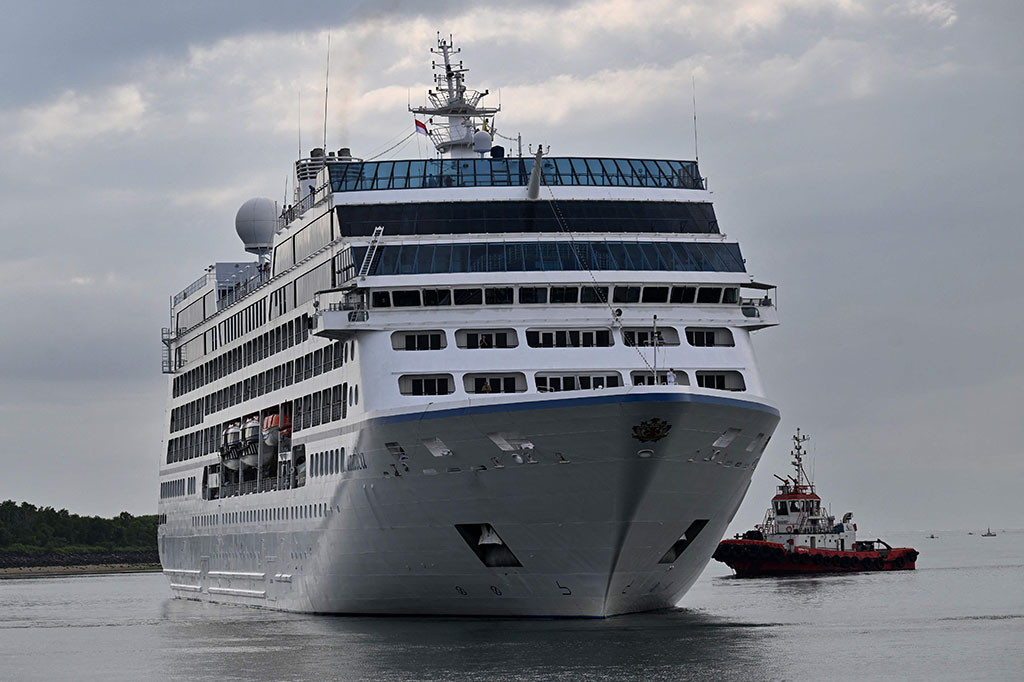 Kantor Imigrasi Denpasar, Bali, memberikan layanan keimigrasian langsung di dalam kapal pesiar untuk memudahkan proses debarkasi wisatawan mancanegara di Pelabuhan Benoa.