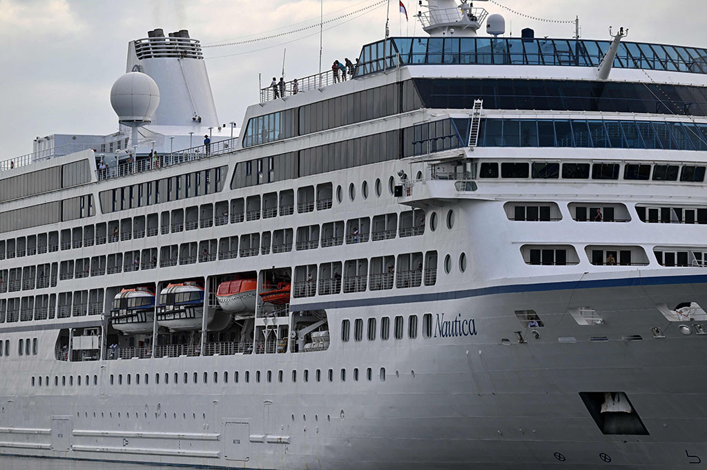 Ada pun petugas Imigrasi Denpasar yang dikerahkan sekitar 10 orang untuk membantu kemudahan proses pemeriksaan keimigrasian wisatawan mancanegara yang turun dari kapal pesiar ke daratan.