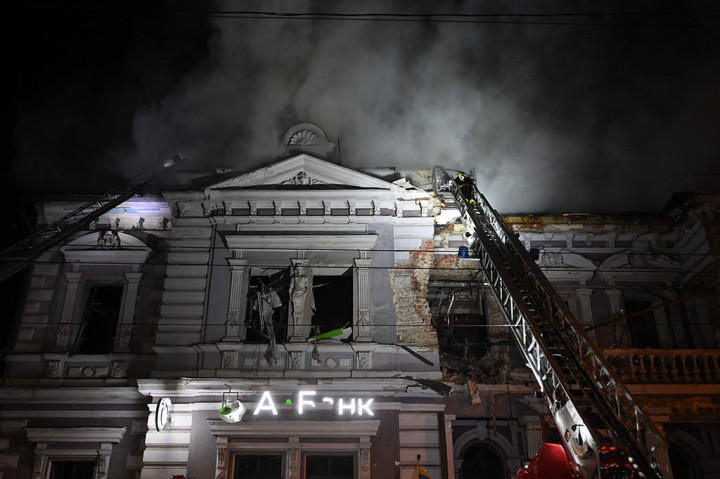 “Akibat serangan malam drone Rusia di Kharkiv, bangunan-bangunan di pusat kota rusak. Ini bukan fasilitas militer, tapi kafe, bangunan tempat tinggal, dan perkantoran,” tulis Wali Kota Kharkiv, Ihor Terekhov, di Telegram, tanpa menyebutkan korban jiwa.