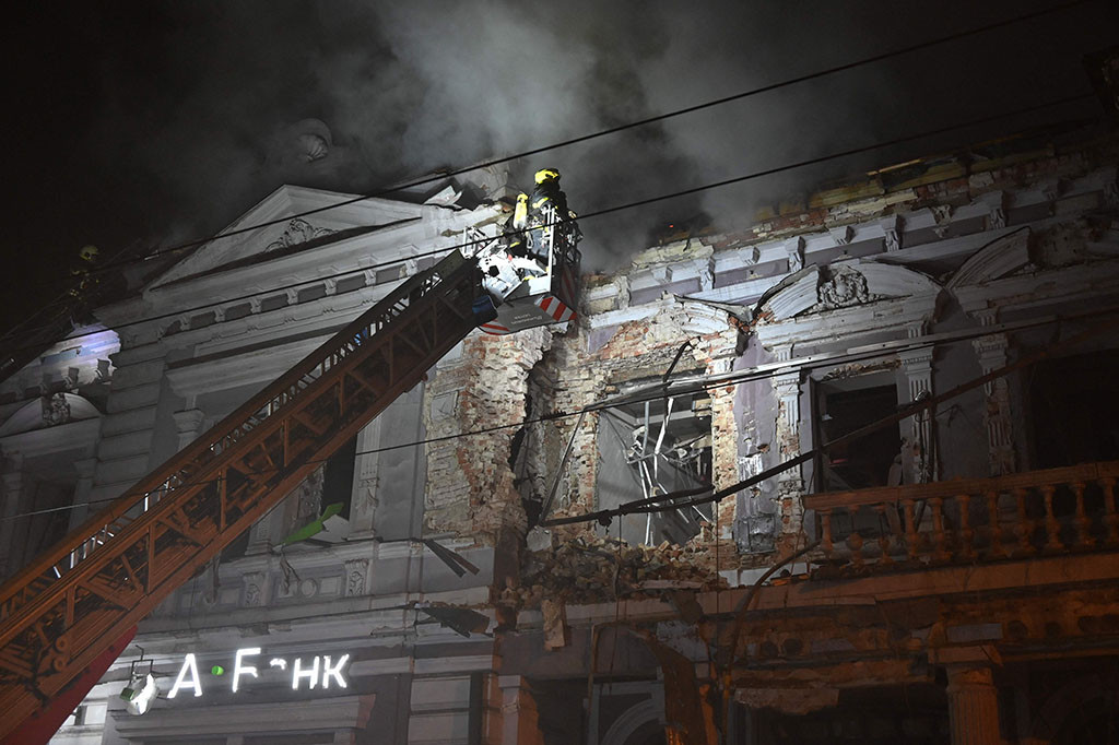Rusia melancarkan serangan baru terhadap Ukraina saat fajar pada hari Minggu, 31 Desember 2023, sehari setelah bersumpah untuk membalas apa yang disebutnya 'serangan teroris' di kota Belgorod.