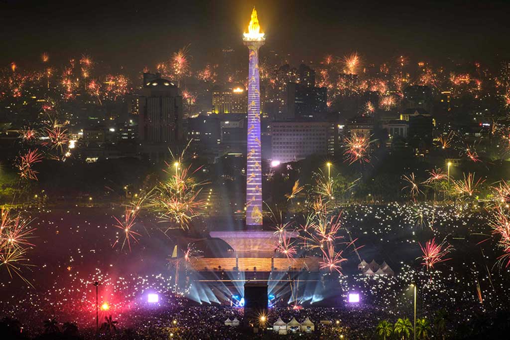 Sekitar 500 ribu pengunjung mulai dari wisatawan domestik maupun mancanegara merayakan malam Tahun Baru 2024 di kawasan Monas.