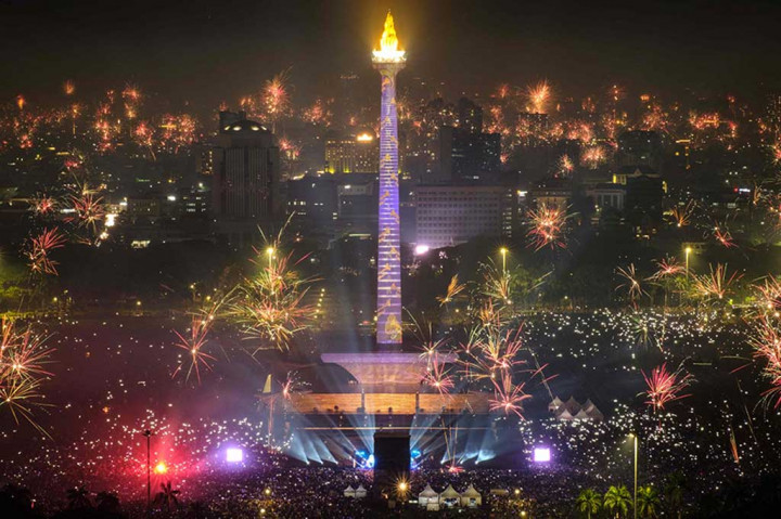 Sekitar 500 ribu pengunjung mulai dari wisatawan domestik maupun mancanegara merayakan malam Tahun Baru 2024 di kawasan Monas.