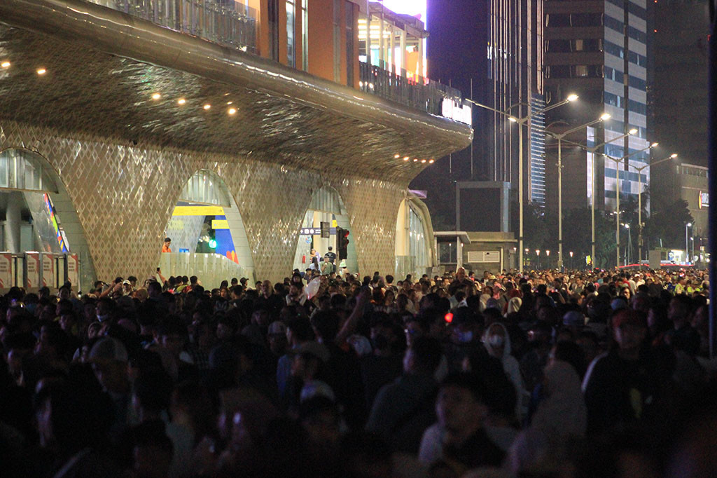 Merayakan malam pergantian Tahun Baru 2024, lautan manusia memadati Bundaran HI, Jakarta Pusat, Minggu, 31 Desember 2023.