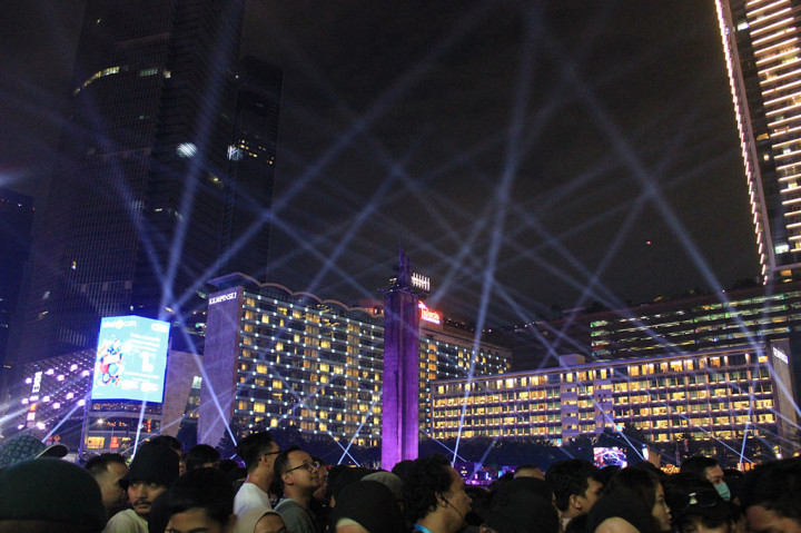 Dalam acara tersebut juga dimeriahkan dengan pertunjukan water mist yang dimulai pukul 20.00 WIB dan selanjutnya berlangsung kembali pada pukul 21.00 WIB.