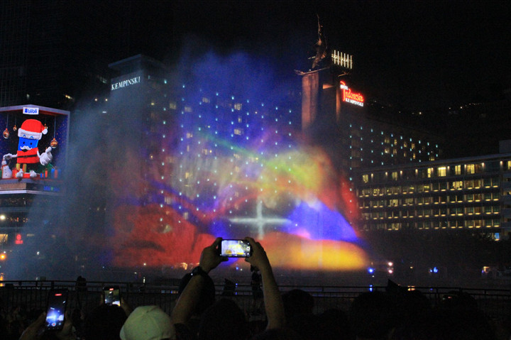 Sementara itu, pertunjukan water mist pada pukul 22.00 WIB dan 23.00 WIB disertai pertunjukan video mapping di layar The Plaza, Plaza Indonesia. 