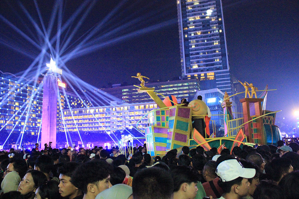 Pawai dan parade mobil hias juga melintas untuk memeriahkan acara. 
