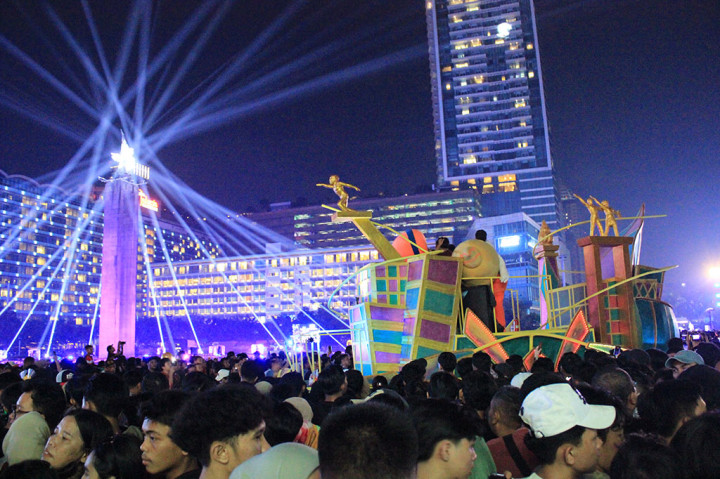 Pawai dan parade mobil hias juga melintas untuk memeriahkan acara. 