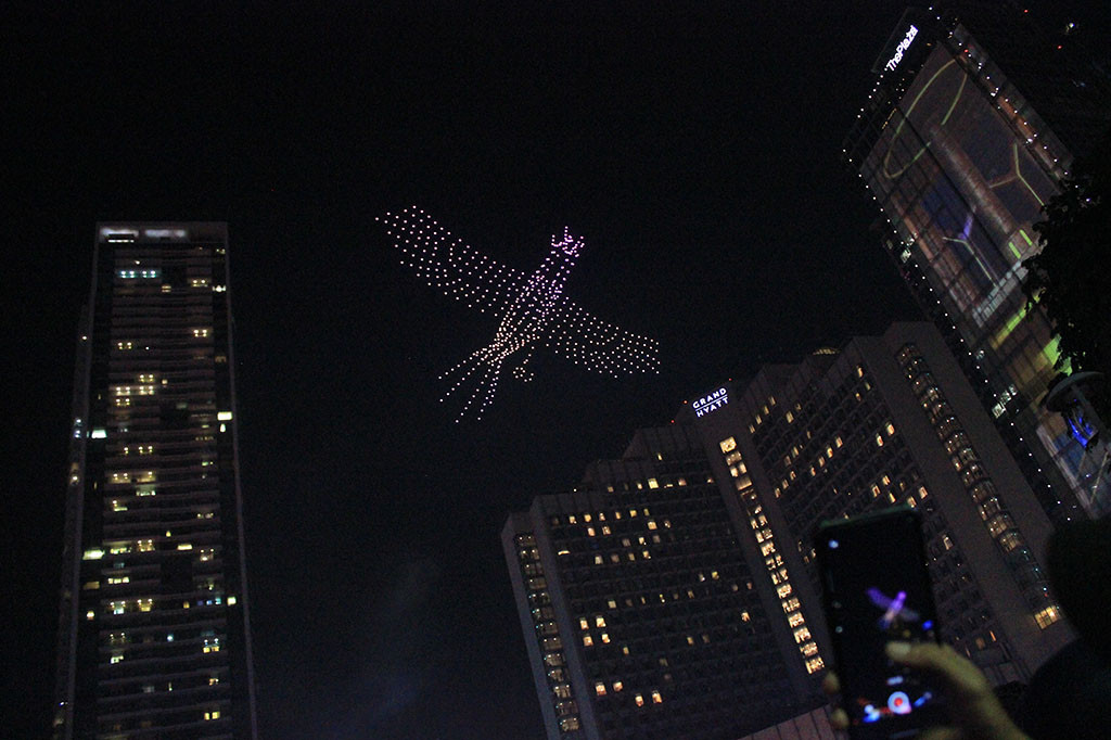 Tidak hanya itu, pertunjukan lainnya digelar menjelang pukul 00.00 WIB, yakni pertunjukan cahaya dari 500 drone secara langsung di langit Bundaran HI. Ratusan drone yang diterbangkan menampilkan berbagai macam bentuk seperti burung, Gatot Kaca, dan tulisan-tulisan lainnya.