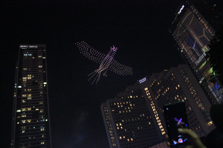 Tidak hanya itu, pertunjukan lainnya digelar menjelang pukul 00.00 WIB, yakni pertunjukan cahaya dari 500 drone secara langsung di langit Bundaran HI. Ratusan drone yang diterbangkan menampilkan berbagai macam bentuk seperti burung, Gatot Kaca, dan tulisan-tulisan lainnya.