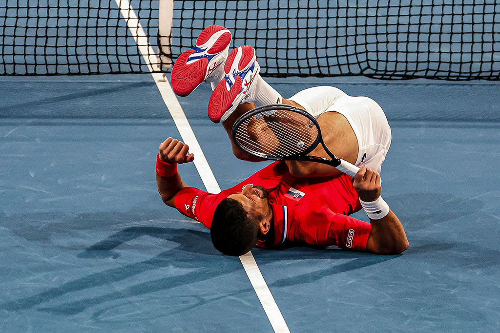 Sambil melirik arlojinya setelah wawancara di lapangan, Djokovic kemudian memohon kepada DJ tuan rumah untuk mengisi waktu lima menit sebelum memimpin penonton stadion RAC dalam hitungan mundur hingga tengah malam.