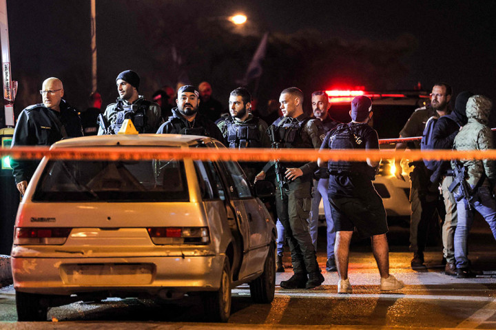 Layanan darurat Israel mengatakan dua orang dirawat karena luka ringan. Mereka diidentifikasi oleh media Israel sebagai penjaga keamanan.