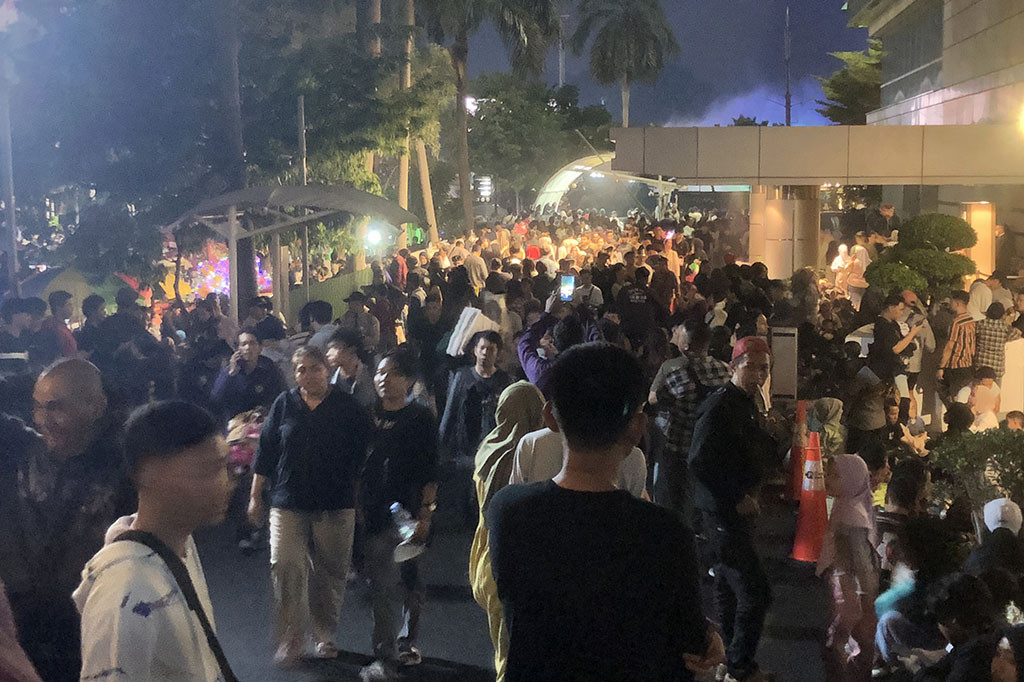 Satu-satunya perhatian dari panggung utama muncul saat Cakra Khan bernyanyi. Cakra menyetop musik dan meminta tim medis menolong salah satu orang yang pingsan di dekat panggung.