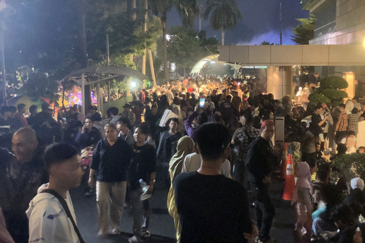 Satu-satunya perhatian dari panggung utama muncul saat Cakra Khan bernyanyi. Cakra menyetop musik dan meminta tim medis menolong salah satu orang yang pingsan di dekat panggung.