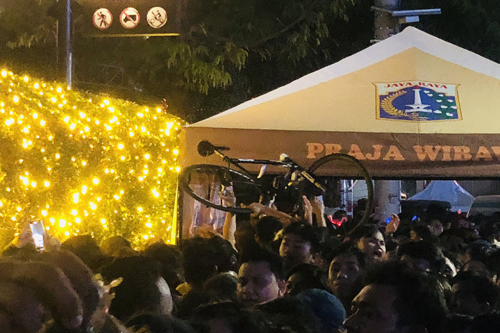 Semarak malam tahun baru di Jakarta menyisakan catatan. Catatan itu berupa manajemen lalu lintas orang yang belakangan menjadi kisruh.