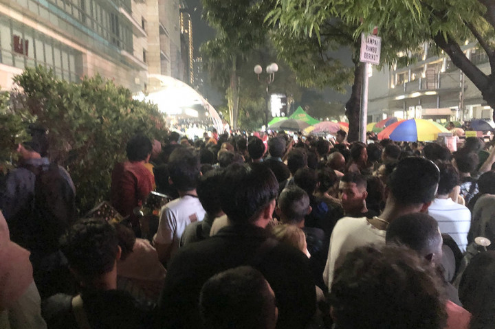 Kondisi ini terjadi di pinggir jalan arah Hotel Indonesia Kempinski menuju Grand Indonesia dan Plaza Indonesia. Pejalan kaki berjubel menuju arah Grand Indonesia dan sebaliknya ke Bundaran HI di pinggir jalan yang sempit.