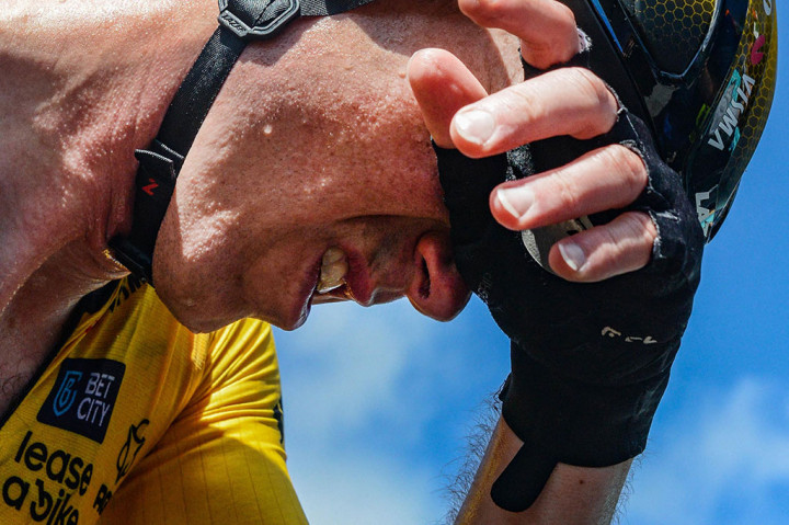 Suaminya Dennis, 33, adalah mantan profesional yang sangat dihormati yang memenangkan uji waktu dunia pada tahun 2018 dan 2019, serta kemenangan etape tahun 2015 di Tour de France.