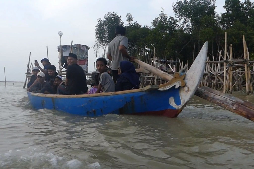 Awal tahun 2024, cuaca pagi di jalur Pantura Semarang-Demak cukup cerah, gerimis di malam pergantian tahun membuat suasana lebih sedikit sejuk dan lalulintas juga belum terlalu padat, mungkin masih banyak yang istirahat setelah semalaman merayakan malam pergantian tahun.