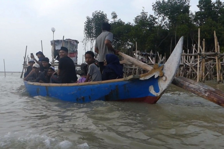 Awal tahun 2024, cuaca pagi di jalur Pantura Semarang-Demak cukup cerah, gerimis di malam pergantian tahun membuat suasana lebih sedikit sejuk dan lalulintas juga belum terlalu padat, mungkin masih banyak yang istirahat setelah semalaman merayakan malam pergantian tahun.