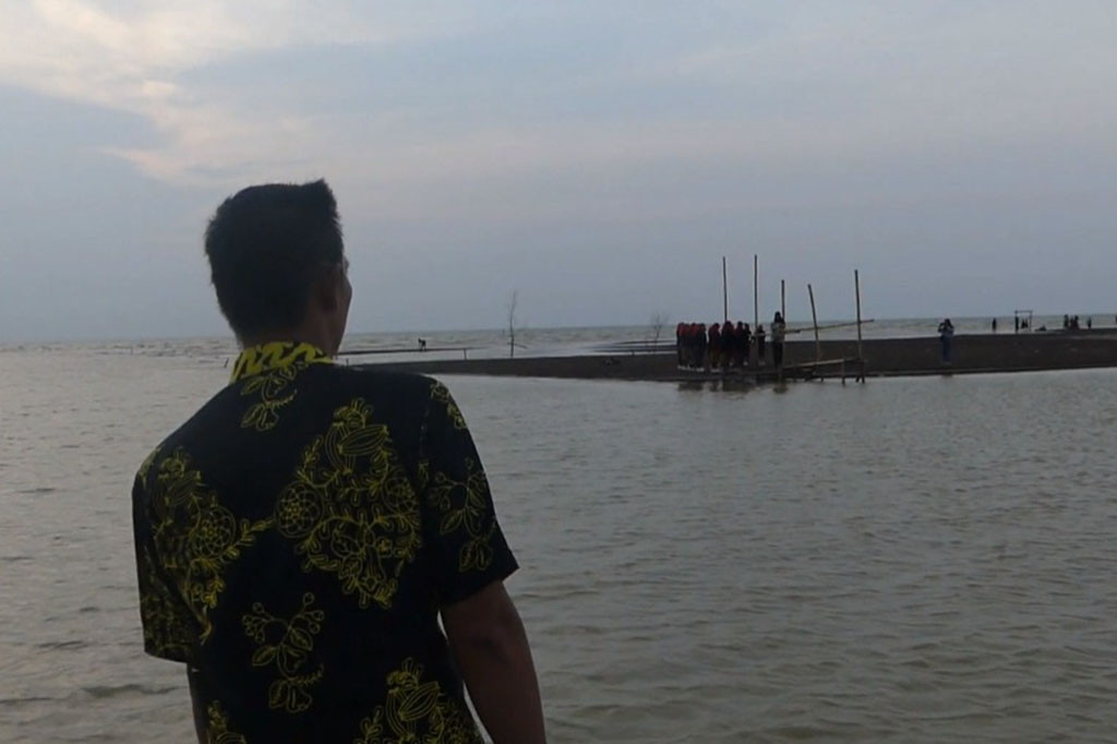 Di sudut lain di pesisir Pantura, gelombang laut juga masih bersahabat hingga banjir air laut pasang (rob) di kawasan Kecamatan Sayung, Kabupaten Demak, Jawa Tengah tidak meninggi hingga hanya genangan kecil di bahu jalan meskipun air sungai masih penuh hampir menyentuh tanggul.