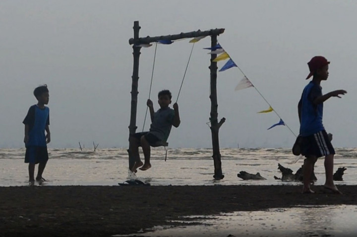 Pulau Arnavat sebuah nama baru ditemukan muncul tiga bulan lalu semakin terlihat tinggi, bahkan kemunculan pulau itu membawa berkah baru kepada warga karena banyaknya wisatawan yang berkunjung untuk menyaksikan fenomena alam ini, bahkan Bupati Demak langsung memberikan surat keputusan (SK) baru menjadi destinasi desa wisata.