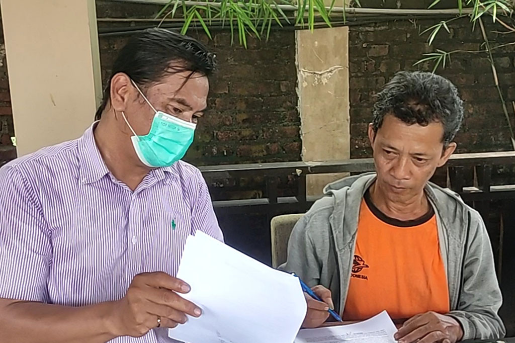 Budi Hartono, 50, oknum Panitia Pemungutan Suara (PPS) Desa Sepanjang Kecamatan Taman Kabupaten Sidoarjo akhirnya meminta maaf kepada Caleg Partai NasDem Nurhendriyati Ningsih, Minggu, 31 Desember 2023.