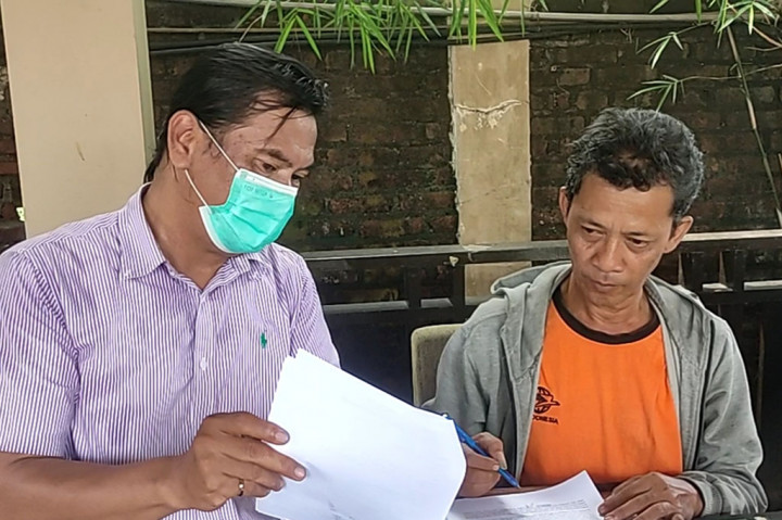 Budi Hartono, 50, oknum Panitia Pemungutan Suara (PPS) Desa Sepanjang Kecamatan Taman Kabupaten Sidoarjo akhirnya meminta maaf kepada Caleg Partai NasDem Nurhendriyati Ningsih, Minggu, 31 Desember 2023.