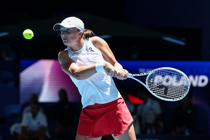 Petenis nomor satu dunia itu tidak menunjukkan belas kasihan kepada Sara Sorribes Tormo dalam kemenangan tunggal 6-2, 6-1 sebelum bekerja sama dengan Hubert Hurkacz untuk memastikan kemenangan dengan kemenangan ganda campuran 6-0, 6-0 hanya dalam 53 menit.