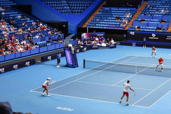 Iga Swiatek yang tak tertahankan melepaskan serangan ke Spanyol pada hari Senin, 1 Januari 2024 saat Polandia membukukan kemenangan 2-1 untuk melaju ke perempat final Piala United.