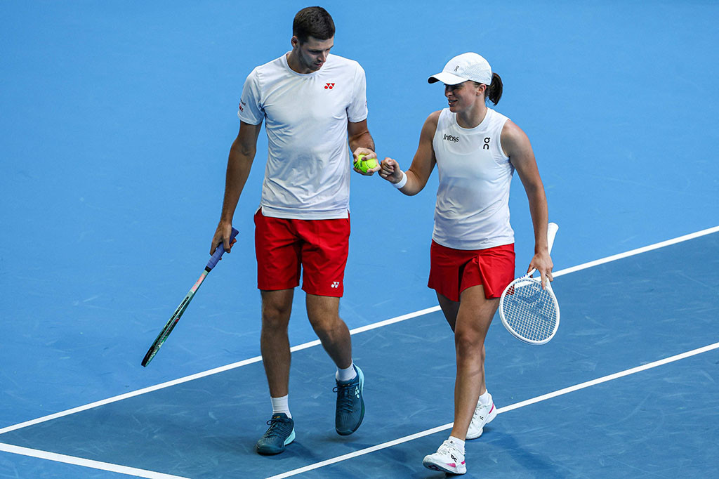 Swiatek, yang hanya kalah tujuh game dalam dua pertandingan tunggal untuk memulai hitungan mundurnya ke Australia Terbuka, mengatakan bermain di ganda campuran adalah pengalaman yang baik.