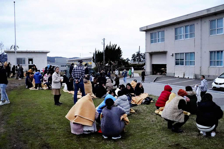 Gelombang tsunami setinggi 1,2 meter (empat kaki) menghantam pelabuhan Wajima di prefektur Ishikawa pada pukul 16:21 (0721 GMT), sekitar 10 menit setelah guncangan terkuat, kata Badan Meteorologi Jepang (JMA). “Semua warga harus segera mengungsi ke tempat yang lebih tinggi,” kata lembaga penyiaran nasional NHK setelah gempa terjadi.