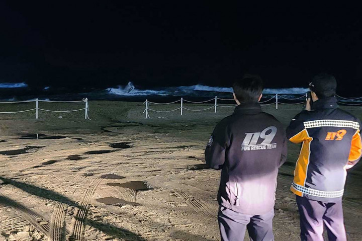 Provinsi Gangwon di Korea Selatan mengeluarkan peringatan tsunami lewat pesan teks kepada warga di enam kota dan desa pesisir, menyusul gempa magnitudo 7,4 yang terjadi pada Senin, 1 Januari 2024 di Jepang.