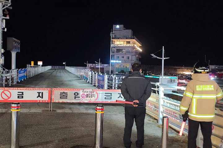 Badan meteorologi setempat mengeluarkan peringatan gelombang tinggi di perairan lepas pantai kota-kota pesisir.