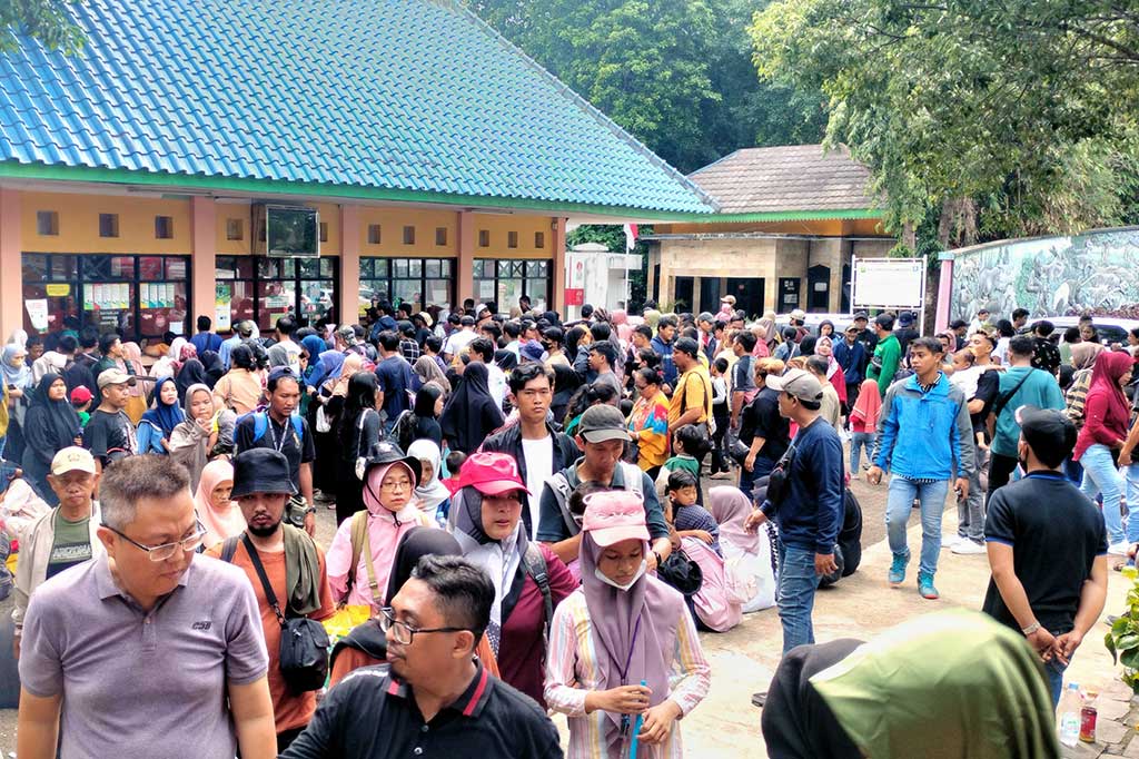 Pengunjung mengantre tiket masuk untuk berwisata ke Taman Marga Satwa Ragunan di Taman Marga Satwa Ragunan, Jakarta Selatan, Senin, 1 Januari 2024.